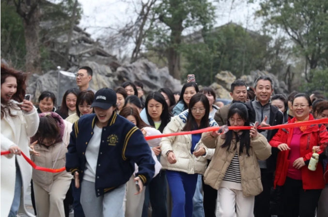 市城投集團開展“團結(jié)一心 拼搏進取 奮戰(zhàn)2025”迎新年登山、健步走活動